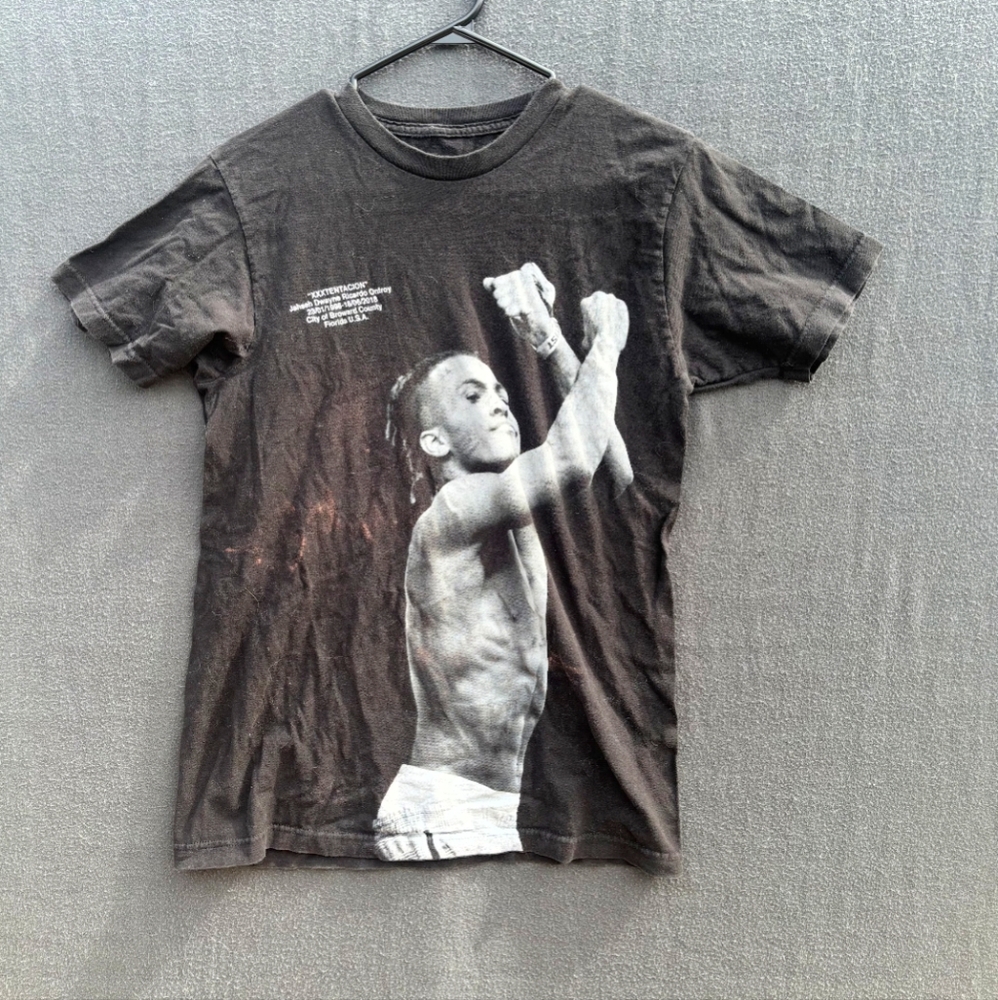 XXXTentacion Memorial Arms Crossed In Memory of Jahseh Men's T Shirt Size M